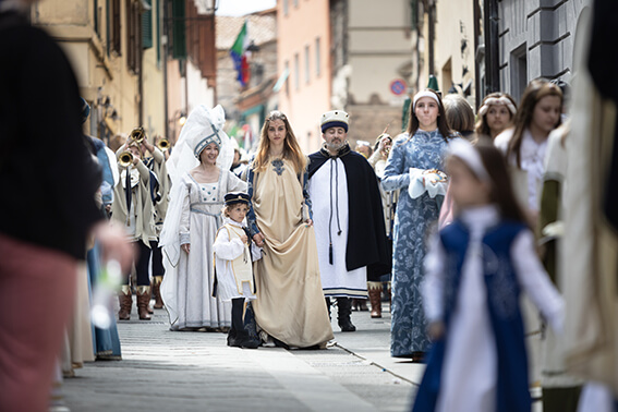 La festa del Tulipano a Castiglion del Lago con parata di carri allegorici 4