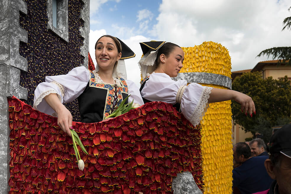 La festa del Tulipano a Castiglion del Lago con parata di carri allegorici 7