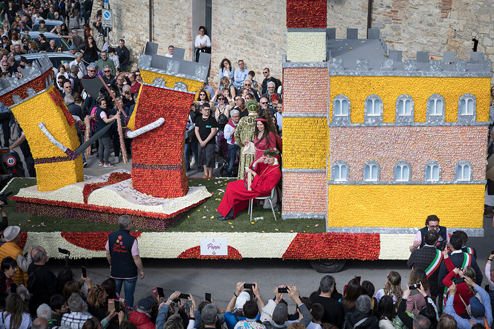 La festa del Tulipano a Castiglion del Lago con parata di carri allegorici 5