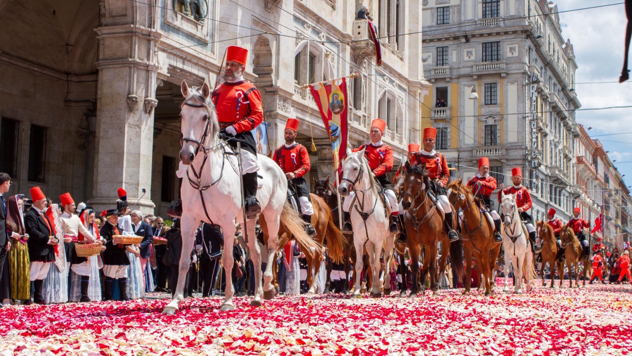 1° Maggio da vivere in Sardegna: la grande sfilata di Sant'Efisio tra petali e nuraghi