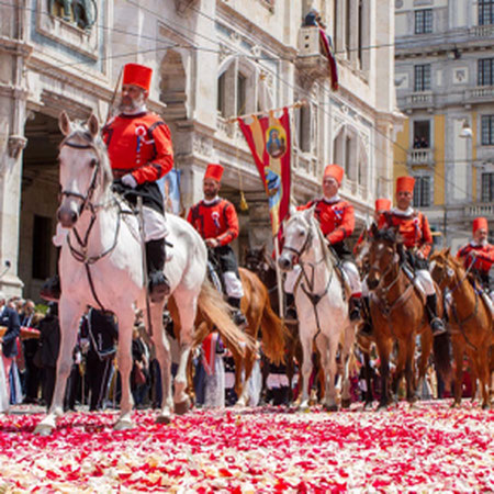 Primo Maggio Folkloristico in Sardegna: la sfilata di Sant'Efisio tra petali e Nuraghi