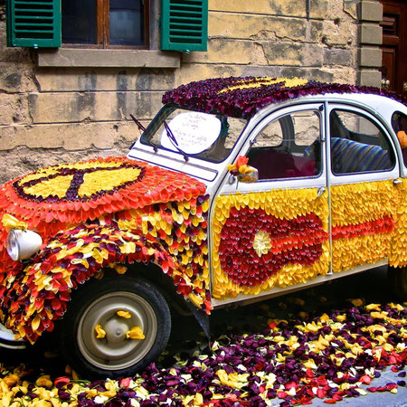La festa del Tulipano a Castiglion del Lago con parata di carri allegorici