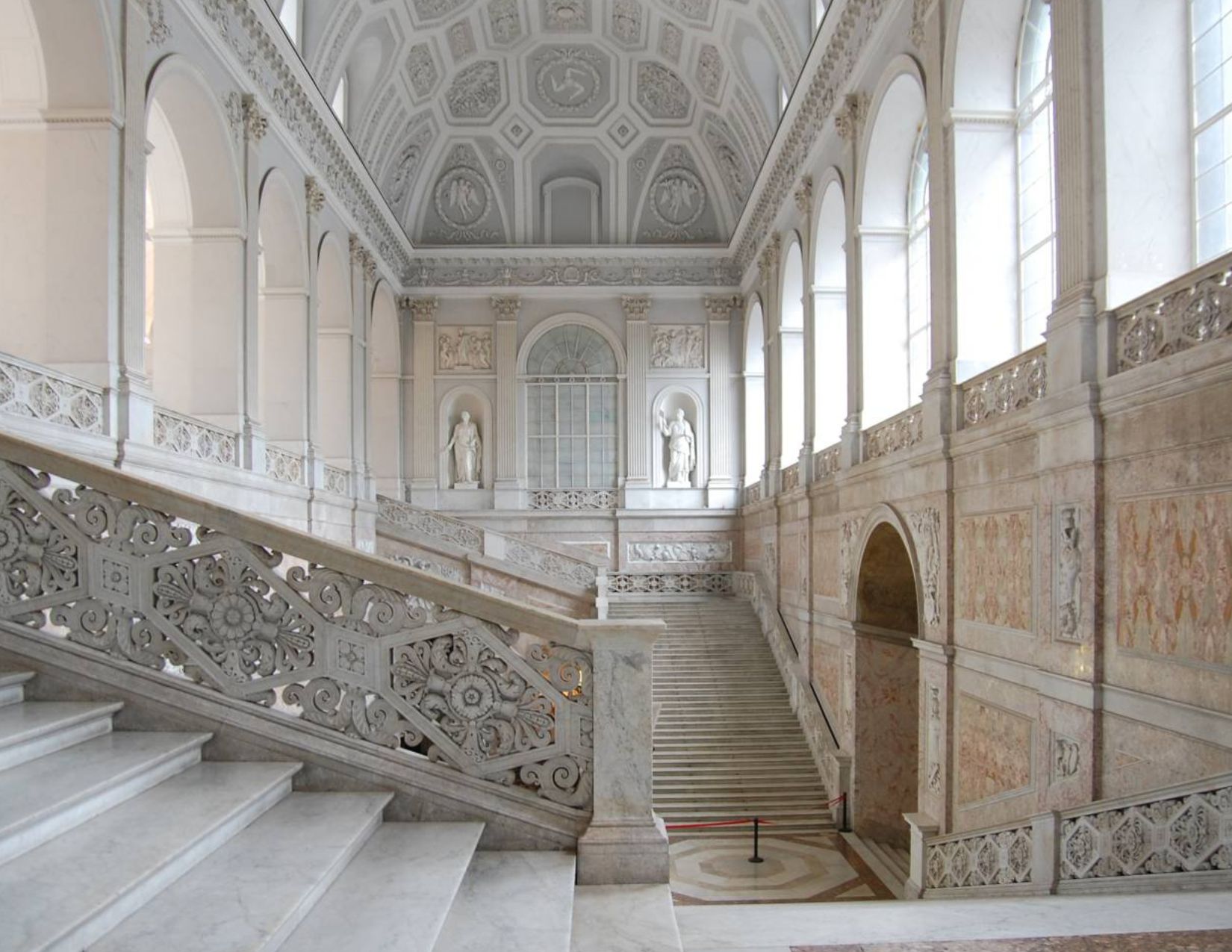 Un caffè a Napoli - Il Palazzo Reale e il cuore partenopeo 9