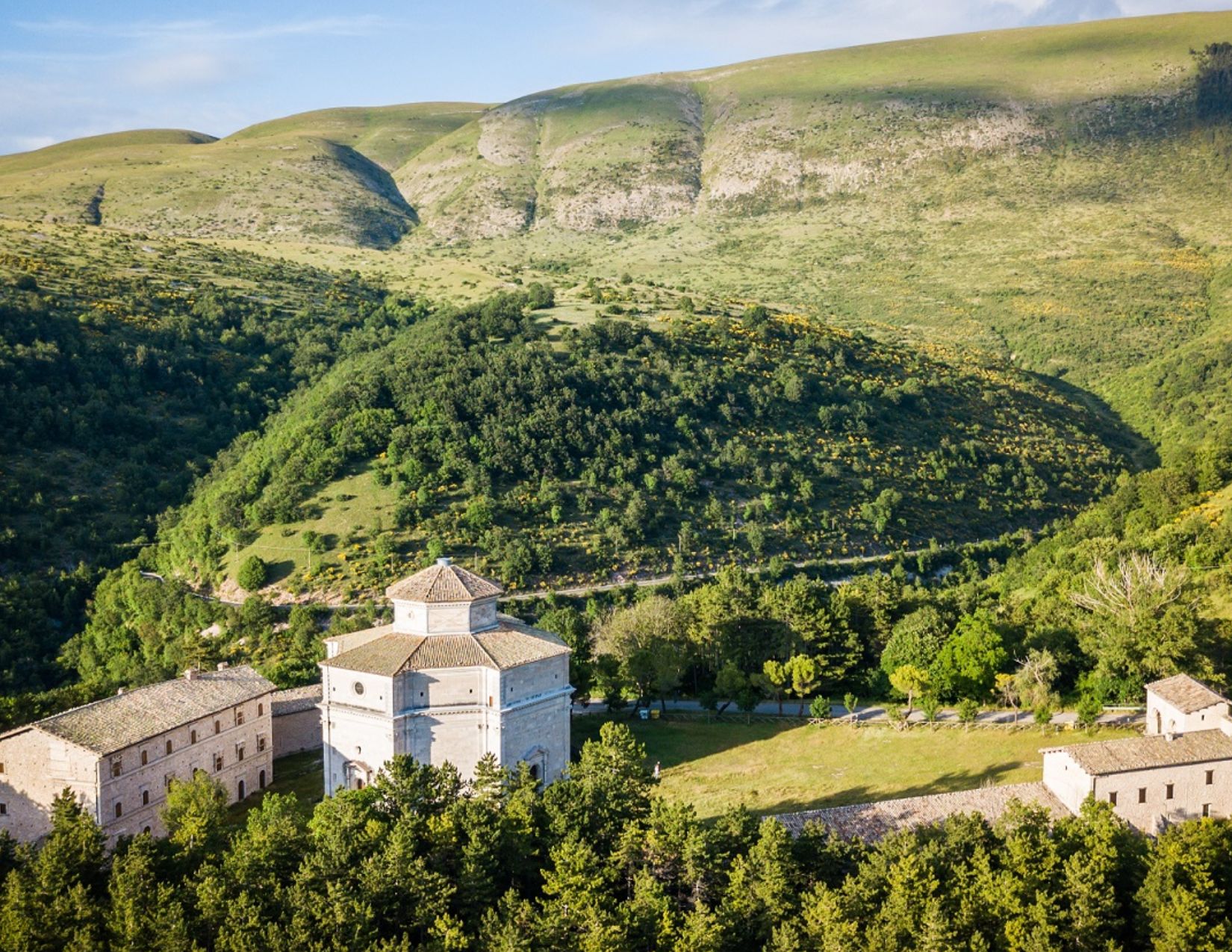 Weekend Verde sui Monti Sibillini: Esperienze autentiche, Tradizioni e la Fioritura di Castelluccio 4