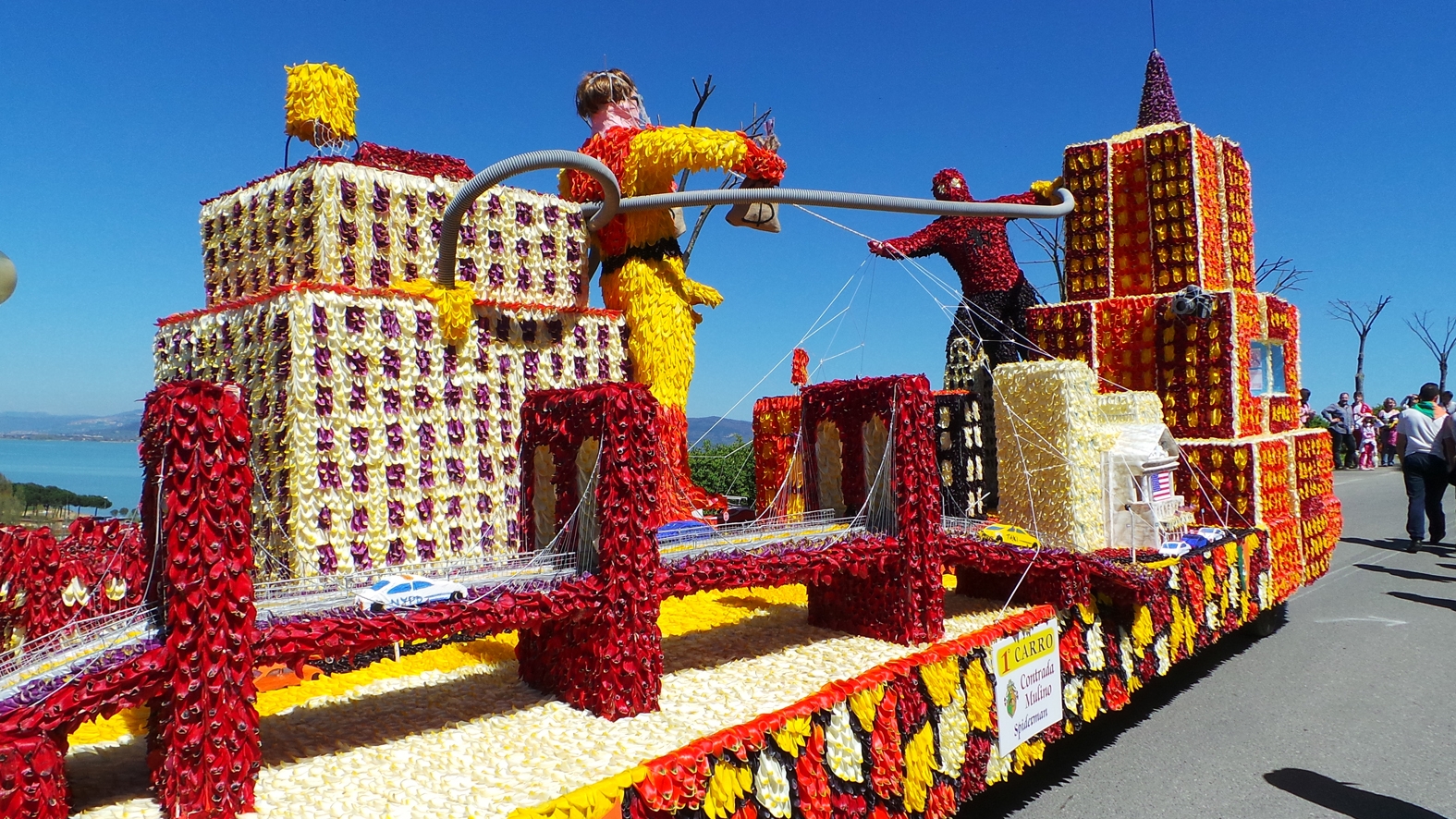 La festa del Tulipano a Castiglion del Lago con parata di carri allegorici 3