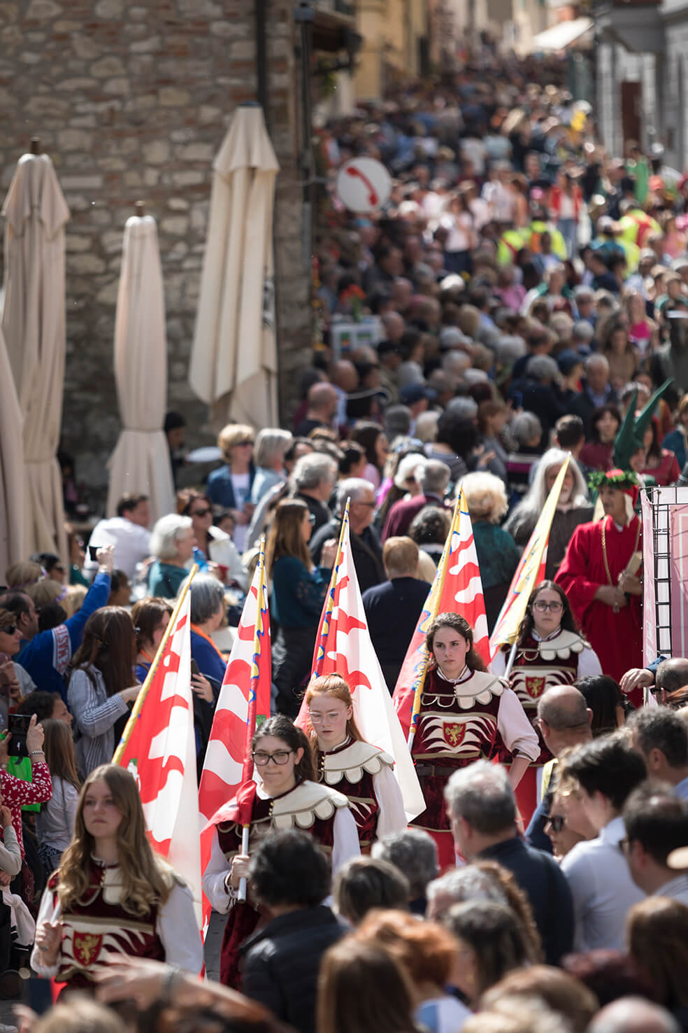 La festa del Tulipano a Castiglion del Lago con parata di carri allegorici 6
