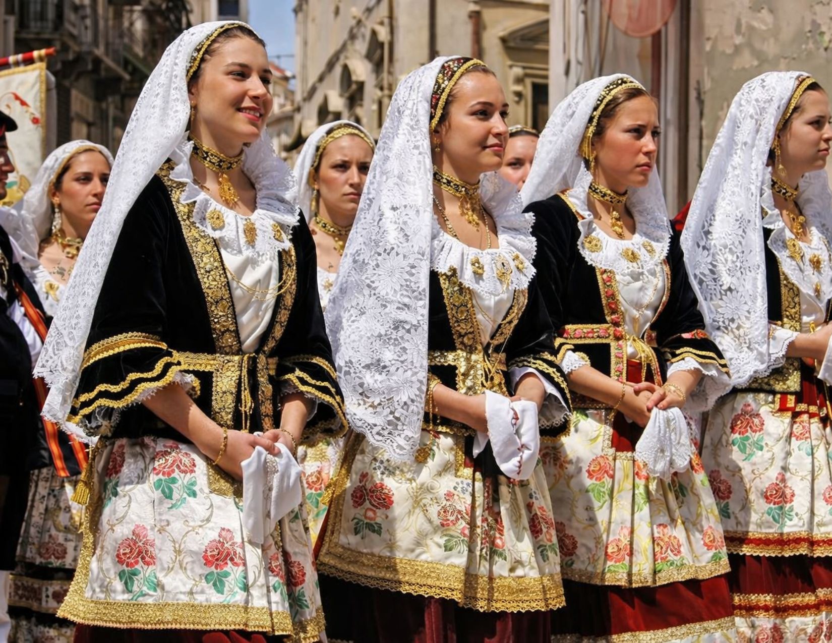 1° Maggio da vivere in Sardegna: la grande sfilata di Sant'Efisio tra petali e nuraghi 2