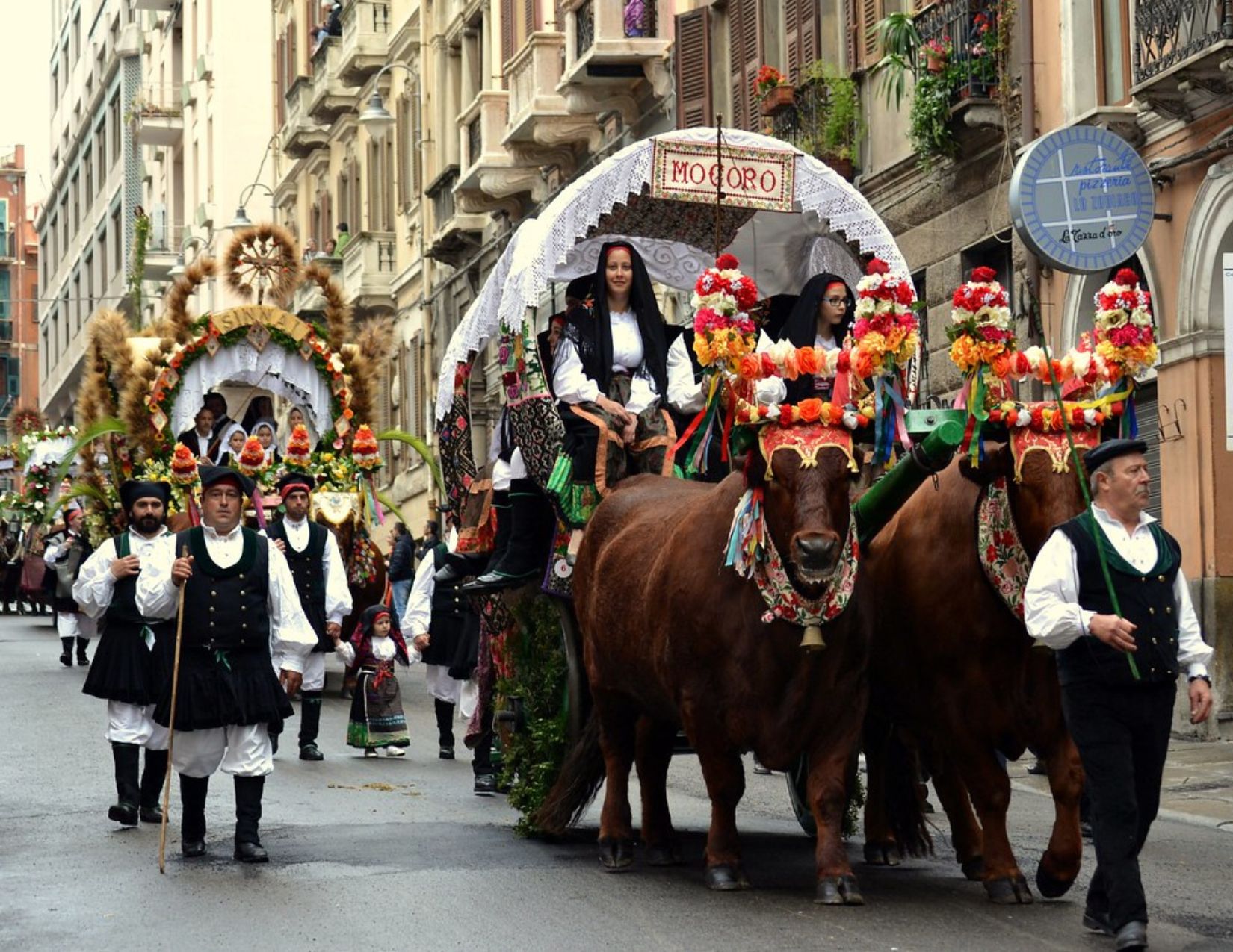 1° Maggio da vivere in Sardegna: la grande sfilata di Sant'Efisio tra petali e nuraghi 6