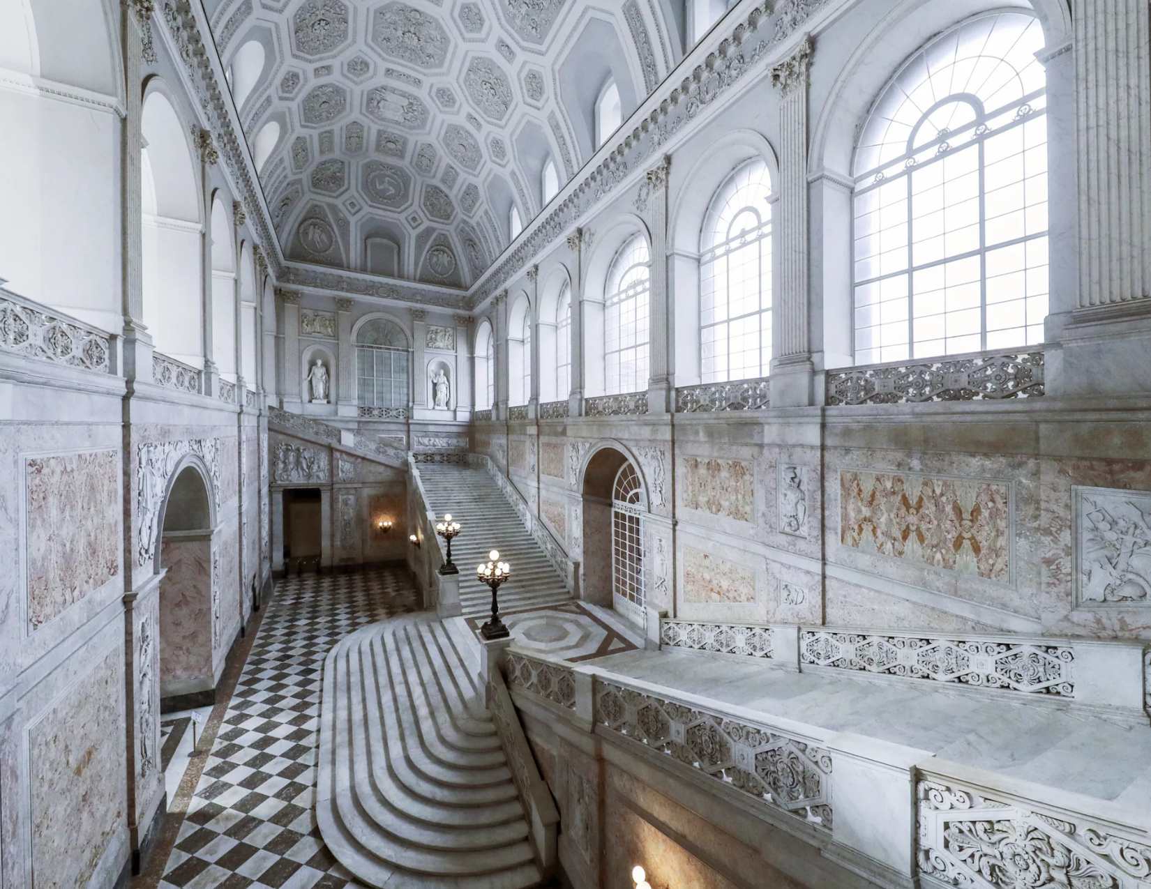 Un caffè a Napoli - Il Palazzo Reale e il cuore partenopeo 8