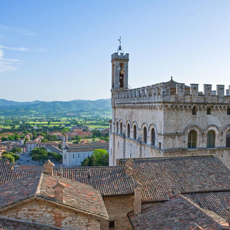 Weekend di tradizioni: la corsa dei ceri di Gubbio e la Cartiera di Fabriano
