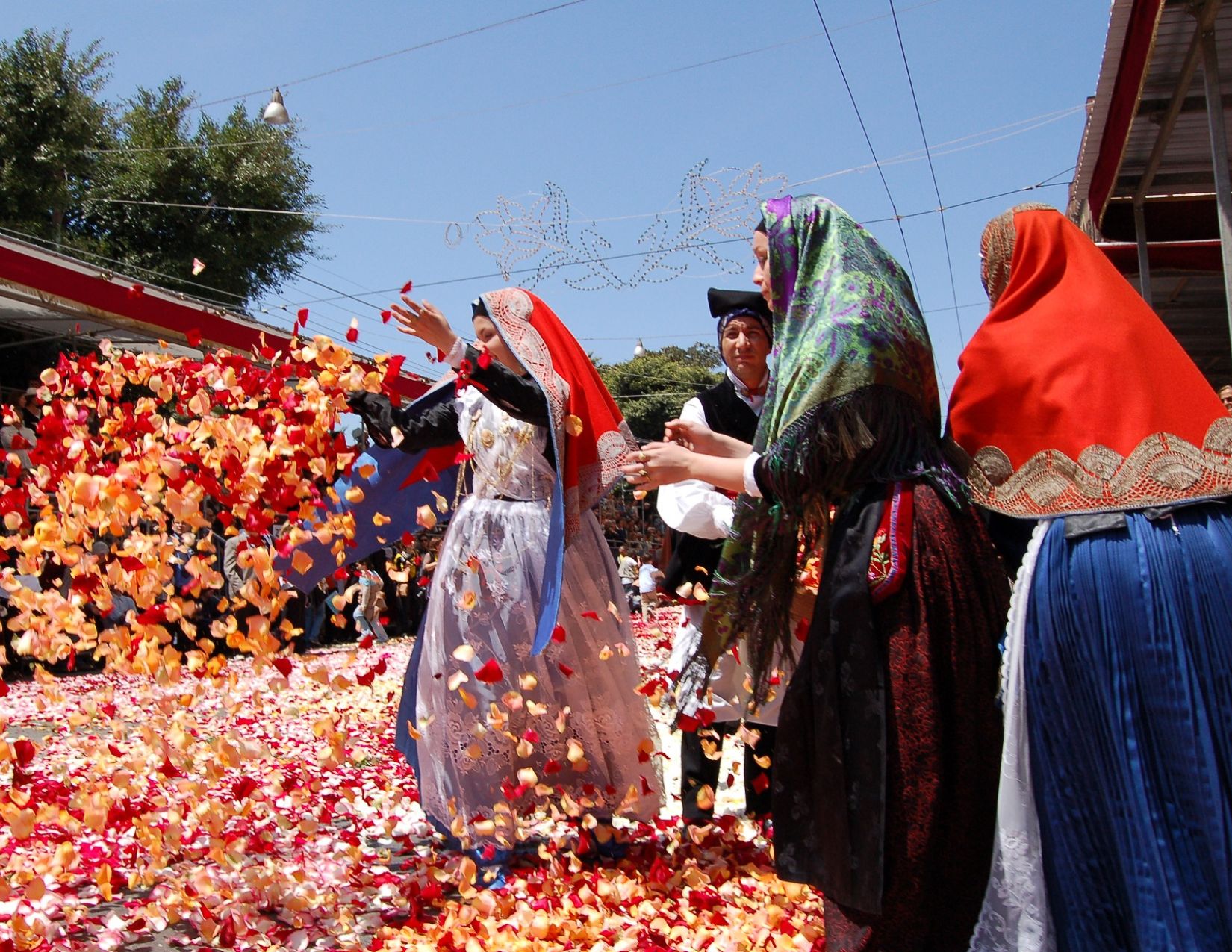 1° Maggio da vivere in Sardegna: la grande sfilata di Sant'Efisio tra petali e nuraghi 3