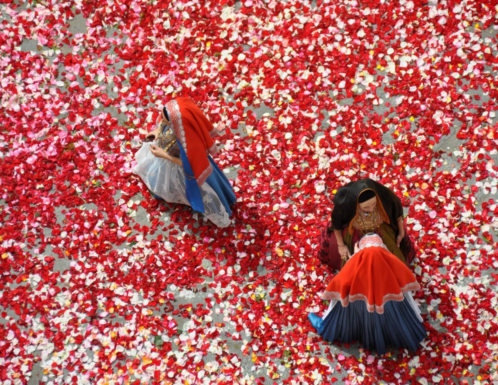 1° Maggio da vivere in Sardegna: la grande sfilata di Sant'Efisio tra petali e nuraghi 5